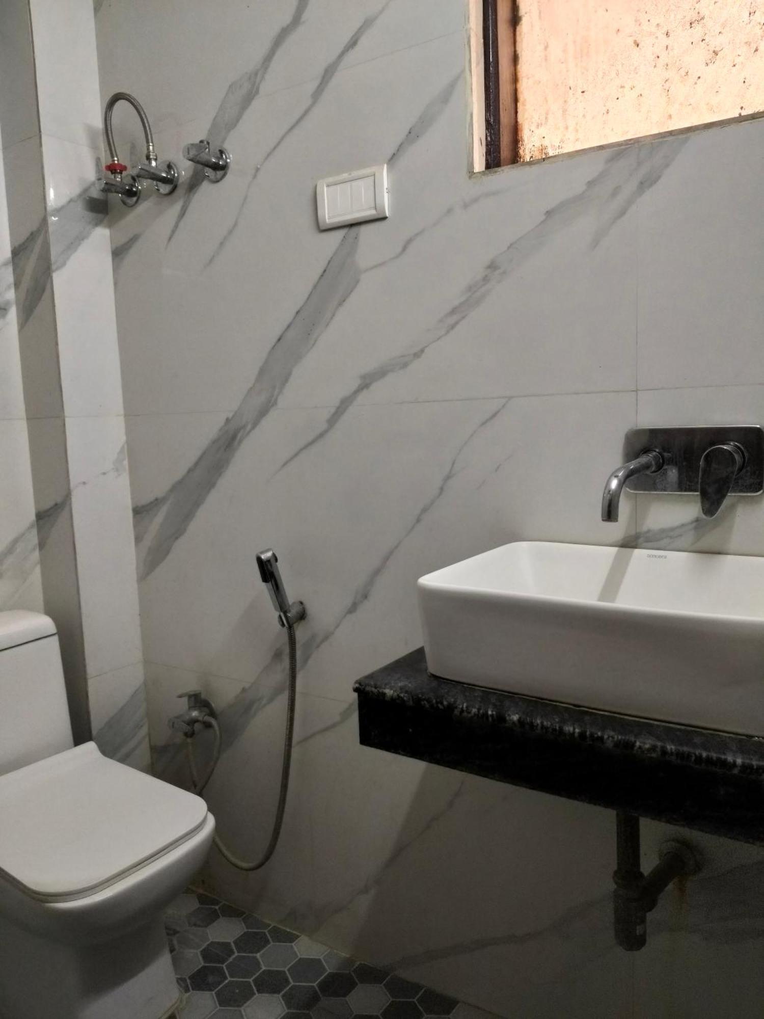 Hotel Yatri International New Delhi Exteriör bild