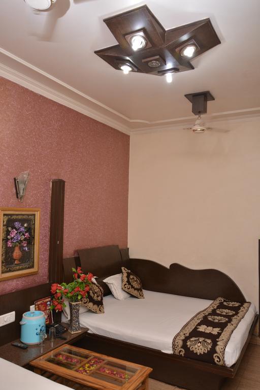 Hotel Yatri International New Delhi Exteriör bild