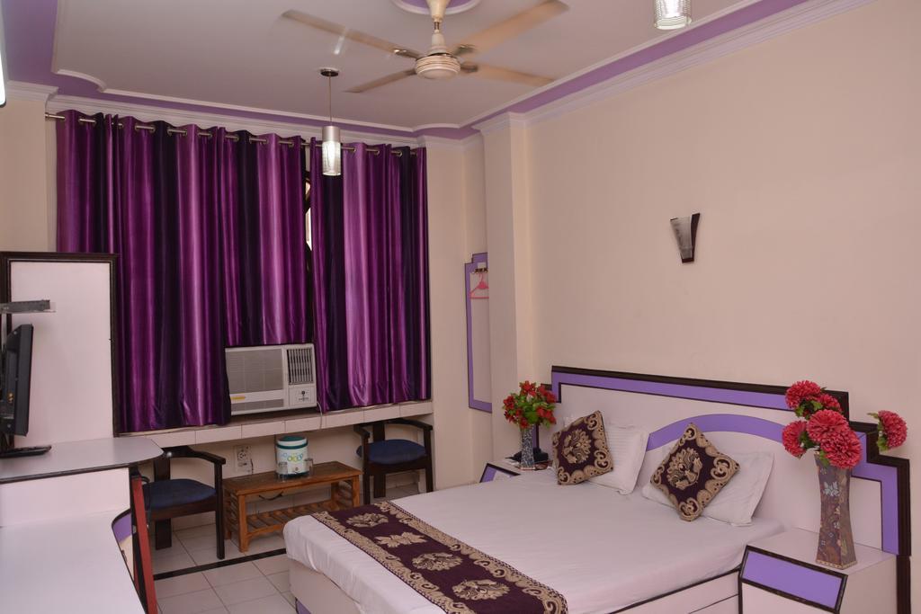 Hotel Yatri International New Delhi Exteriör bild
